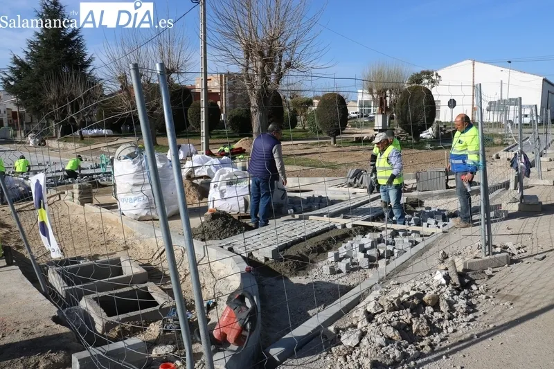 Visita a Vitigudino del director de Administración Local de la Junta, Emilio Arroitia, para ver las obras de acceso al municipio en la zona norte / CORRAL   