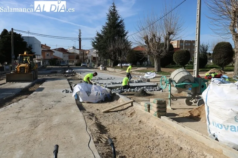Visita a Vitigudino del director de Administración Local de la Junta, Emilio Arroitia, para ver las obras de acceso al municipio en la zona norte / CORRAL   