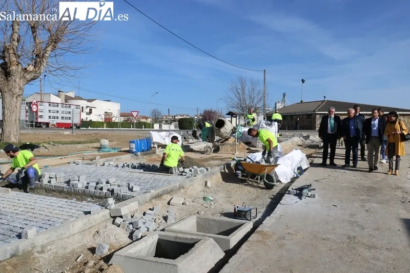 Visita a Vitigudino del director de Administración Local de la Junta, Emilio Arroitia, para ver las obras de acceso al municipio en la zona norte / CORRAL   