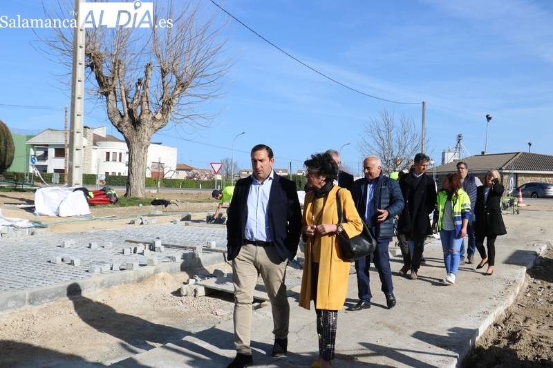 Visita a Vitigudino del director de Administración Local de la Junta, Emilio Arroitia, para ver las obras de acceso al municipio en la zona norte / CORRAL   