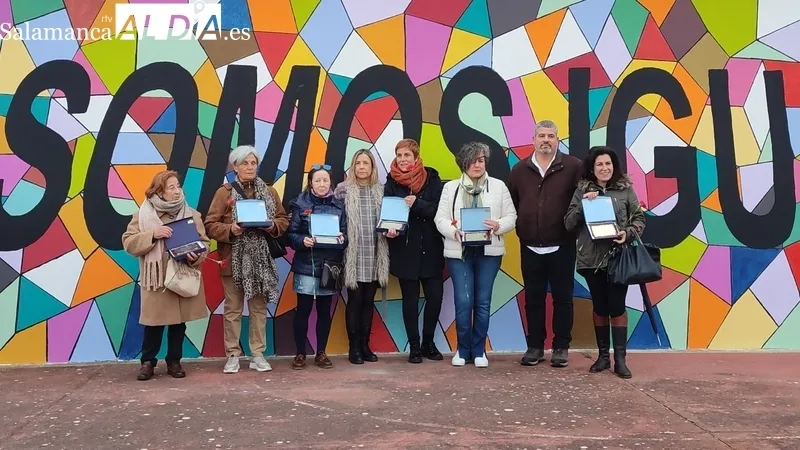 Villavieja celebra su primer 'Sábado de los 6 claveles' en homenaje a sus mujeres / CORRAL