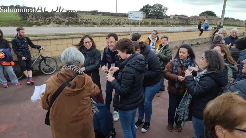 Villavieja celebra su primer 'Sábado de los 6 claveles' en homenaje a sus mujeres / CORRAL