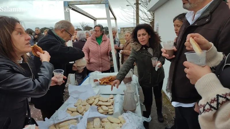 Villavieja celebra su primer 'Sábado de los 6 claveles' en homenaje a sus mujeres / CORRAL