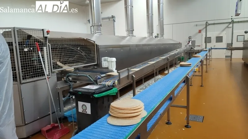 Pan de Ángel entrega la Oblea de Oro 2023 al exgobernador civil de Salamanca Jaime Royo Villanova  / CORRAL