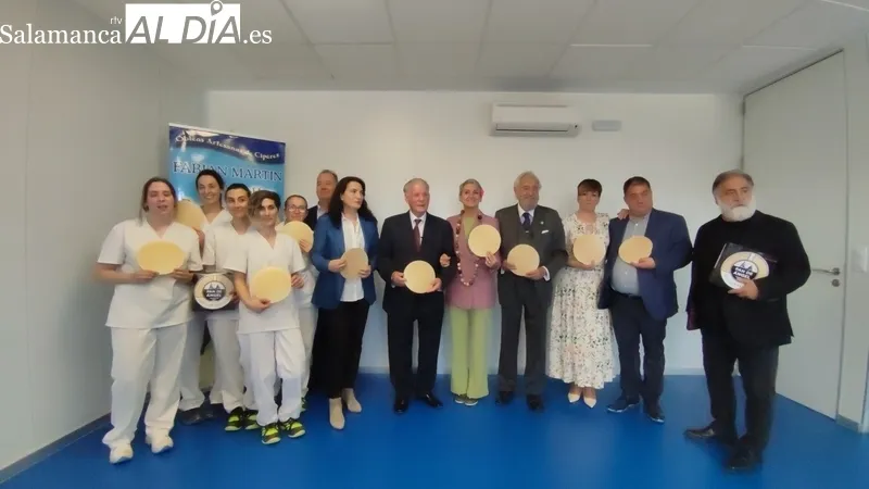 Pan de Ángel entrega la Oblea de Oro 2023 al exgobernador civil de Salamanca Jaime Royo Villanova  / CORRAL
