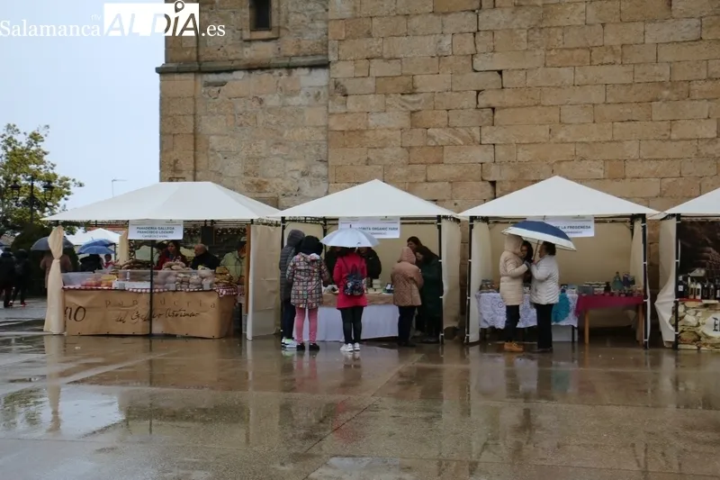 La Fiesta del Almendro de La Fregeneda homenajea a Ángel Santiago Juanes / CORRAL Y ESTER CORREDERA