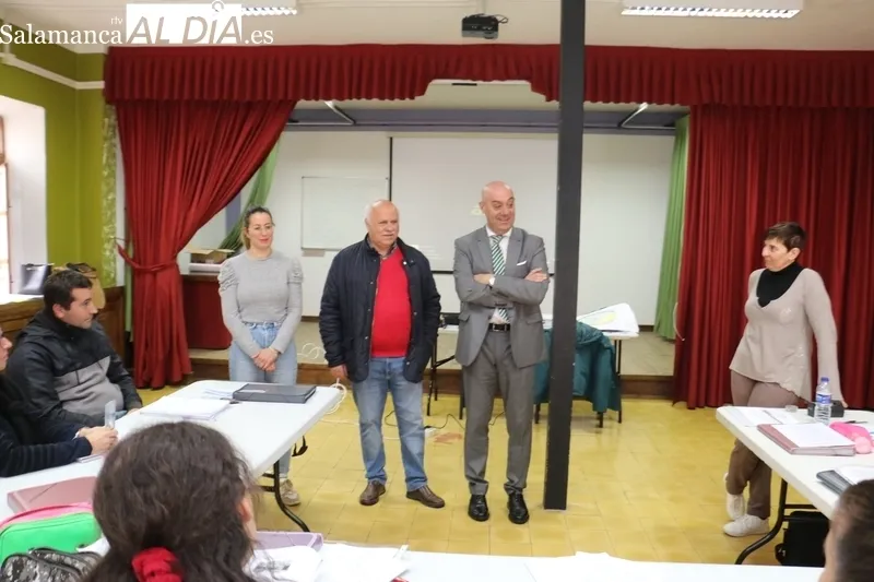 El gerente del Ecyl, Juan Carlos Sánchez, procedía  la inauguración de este taller en Hinojosa, en el que se formarán diez personas / CORRAL  