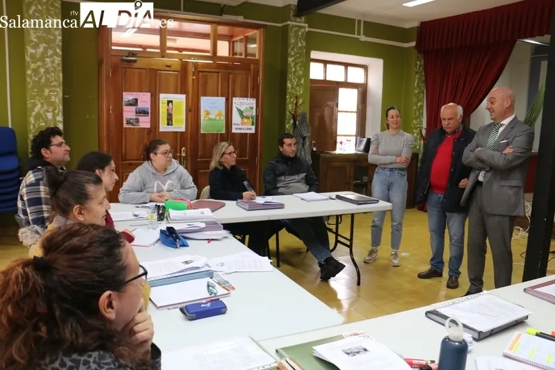 El gerente del Ecyl, Juan Carlos Sánchez, procedía  la inauguración de este taller en Hinojosa, en el que se formarán diez personas / CORRAL  
