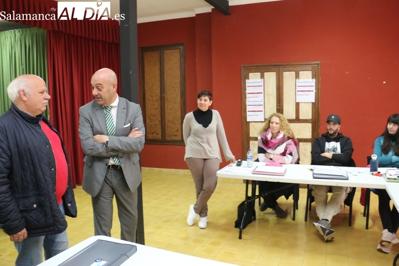 El gerente del Ecyl, Juan Carlos Sánchez, procedía  la inauguración de este taller en Hinojosa, en el que se formarán diez personas / CORRAL  