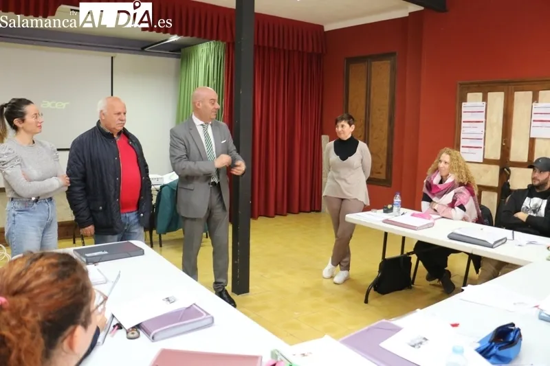 El gerente del Ecyl, Juan Carlos Sánchez, procedía  la inauguración de este taller en Hinojosa, en el que se formarán diez personas / CORRAL  