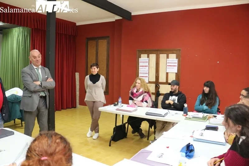 El gerente del Ecyl, Juan Carlos Sánchez, procedía  la inauguración de este taller en Hinojosa, en el que se formarán diez personas / CORRAL  