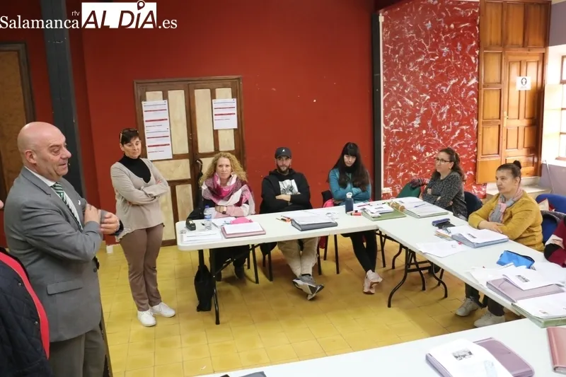 El gerente del Ecyl, Juan Carlos Sánchez, procedía  la inauguración de este taller en Hinojosa, en el que se formarán diez personas / CORRAL  
