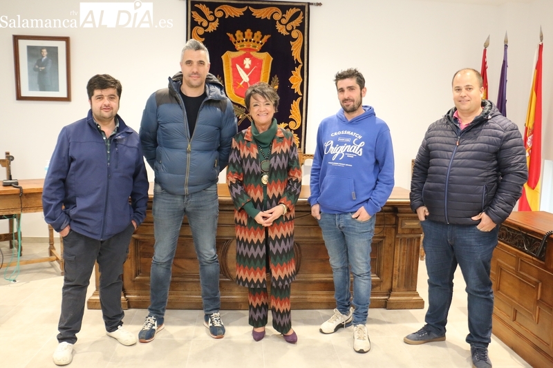 La alcaldesa de Vitigudino, Luisa de Paz, junto con el primer teniente de alcalde, José Antolín Alonso, y miembros de la ACT Villa de Vitigudino / CORRAL