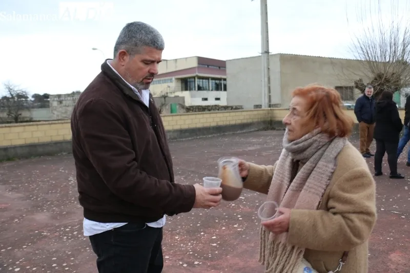 Villavieja celebra su primer 'Sábado de los 6 claveles' en homenaje a sus mujeres / CORRAL
