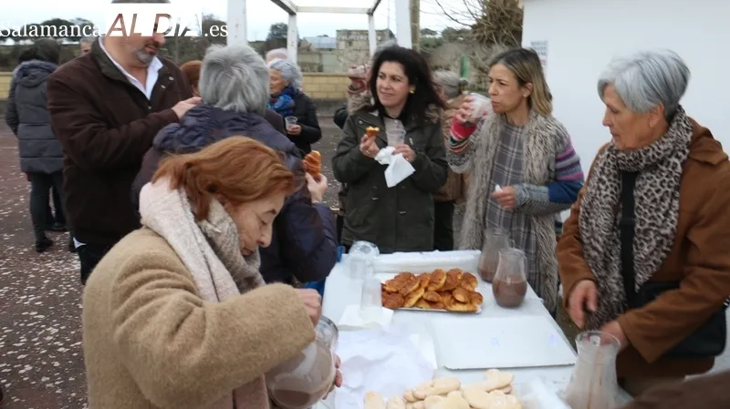 Villavieja celebra su primer 'Sábado de los 6 claveles' en homenaje a sus mujeres / CORRAL