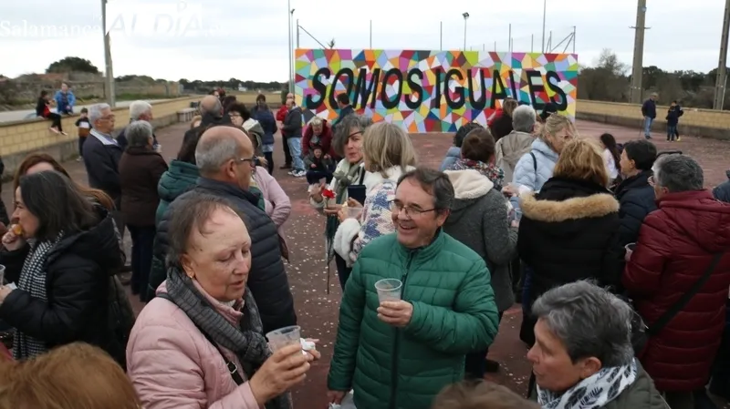 Villavieja celebra su primer 'Sábado de los 6 claveles' en homenaje a sus mujeres / CORRAL