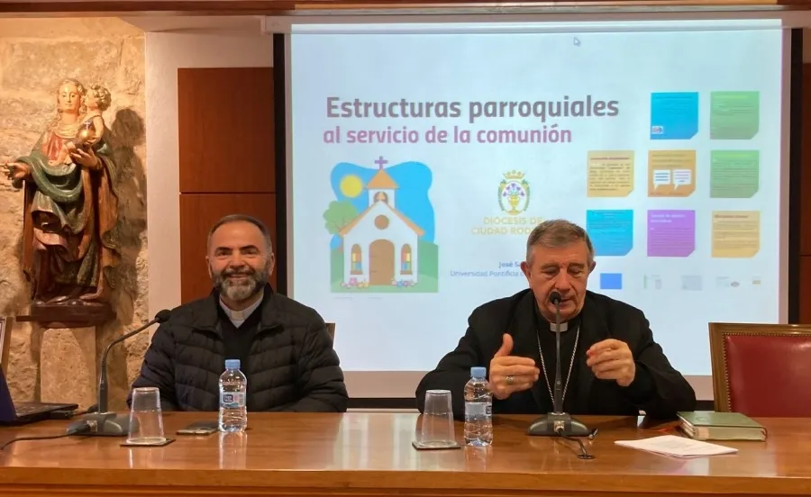Foto 3 - Jos&eacute; San Jos&eacute; Prisco, que son&oacute; como Obispo, imparte una charla a los sacerdotes civitatenses