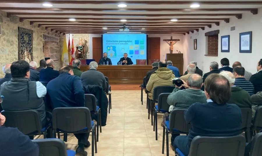 Foto 2 - Jos&eacute; San Jos&eacute; Prisco, que son&oacute; como Obispo, imparte una charla a los sacerdotes civitatenses