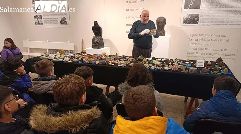 Foto 2 - Un taller sobre minerales que asombra a los j&oacute;venes de B&eacute;jar