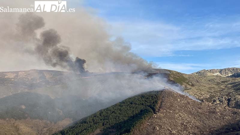Foto 2 - Incendio de Candelario: Se acerca la noche con el fuego todavía activo