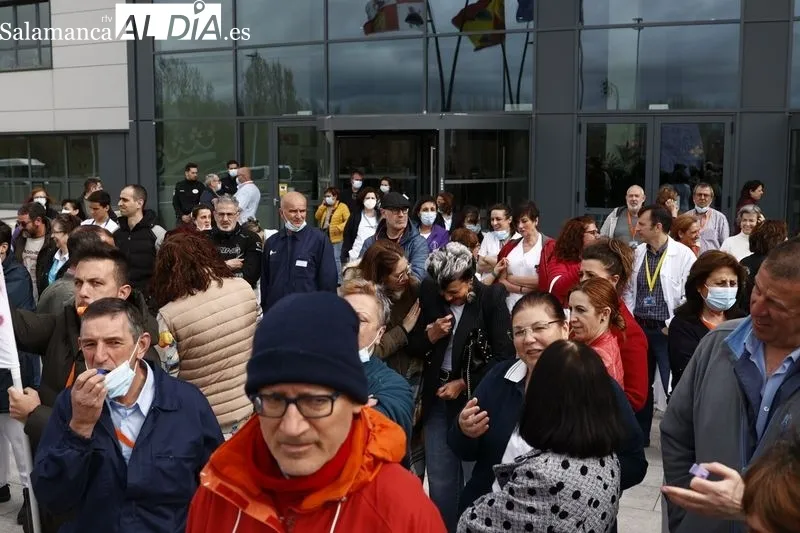 Protestas de trabajadores y trabajadoras del Servicio de Mantenimiento del Hospital de Salamanca, a la puerta de este centro. Foto de David Sañudo