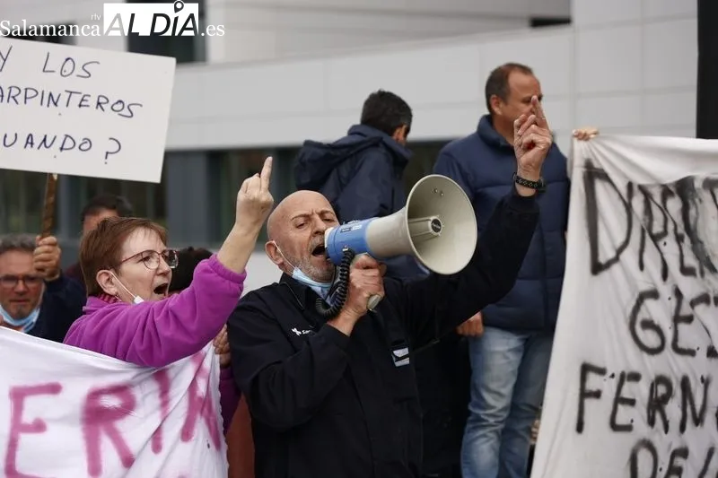Protestas de trabajadores y trabajadoras del Servicio de Mantenimiento del Hospital de Salamanca, a la puerta de este centro. Foto de David Sañudo
