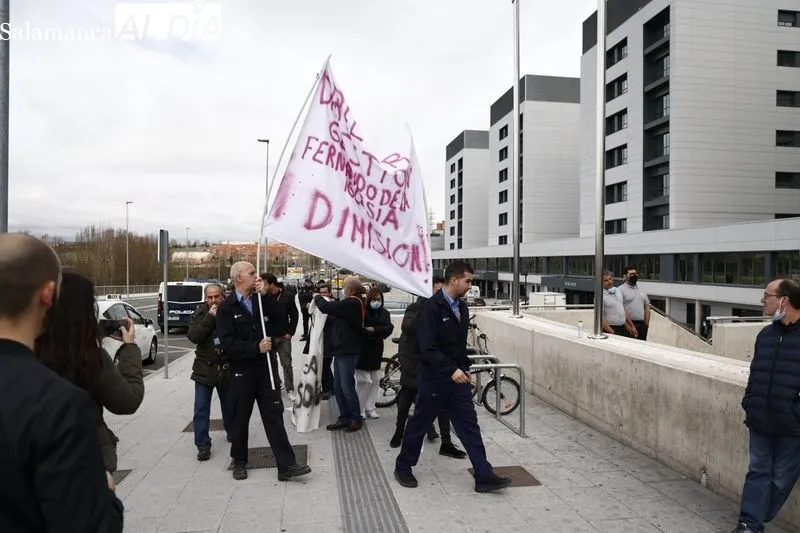 Protestas de trabajadores y trabajadoras del Servicio de Mantenimiento del Hospital de Salamanca, a la puerta de este centro. Foto de David Sañudo