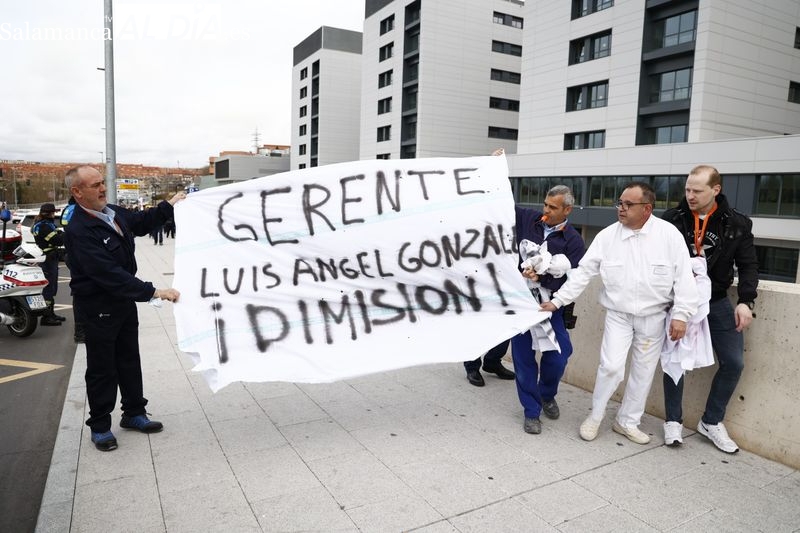 Protestas de trabajadores y trabajadoras del Servicio de Mantenimiento del Hospital de Salamanca, a la puerta de este centro. Foto de David Sañudo