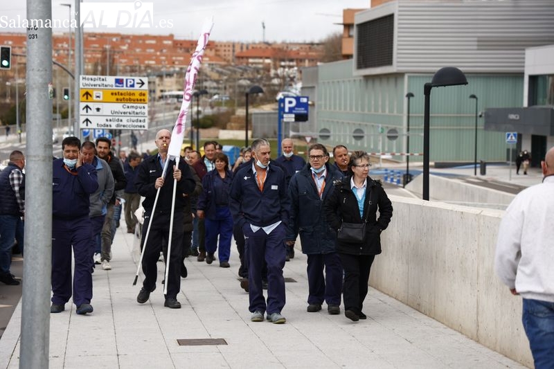 Protestas de trabajadores y trabajadoras del Servicio de Mantenimiento del Hospital de Salamanca, a la puerta de este centro. Foto de David Sañudo
