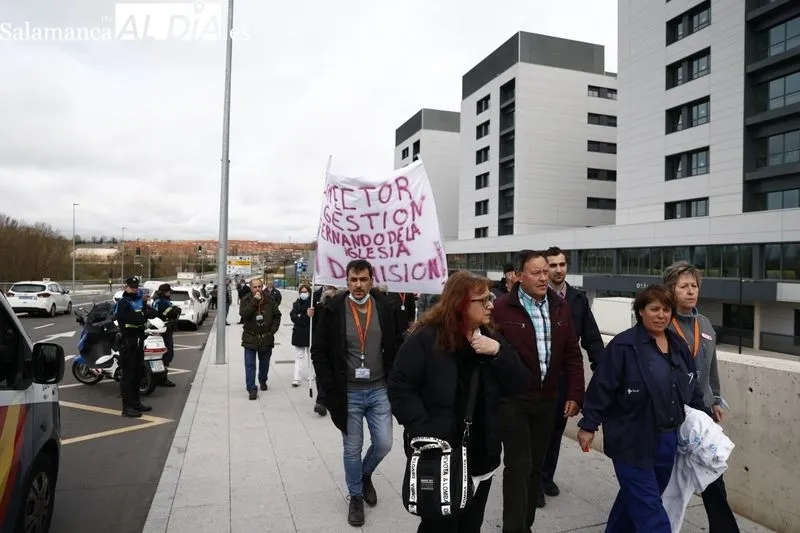 Protestas de trabajadores y trabajadoras del Servicio de Mantenimiento del Hospital de Salamanca, a la puerta de este centro. Foto de David Sañudo