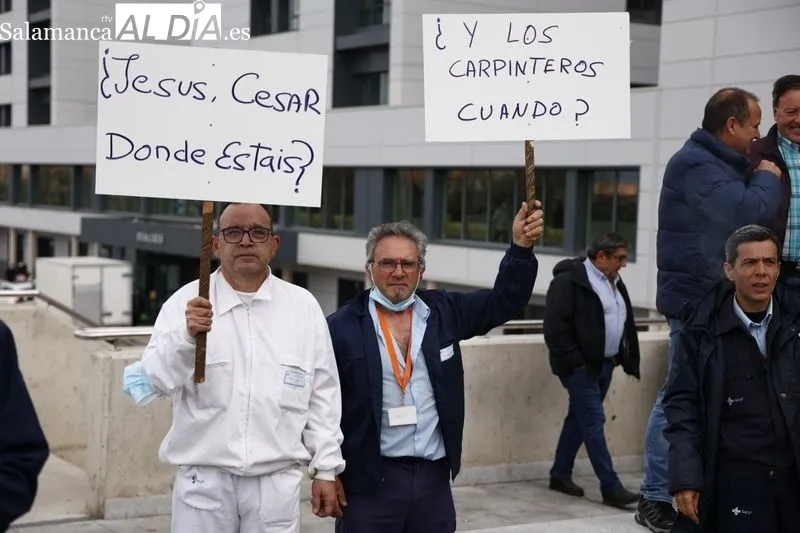 Protestas de trabajadores y trabajadoras del Servicio de Mantenimiento del Hospital de Salamanca, a la puerta de este centro. Foto de David Sañudo