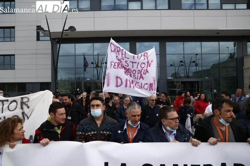 Protestas de trabajadores y trabajadoras del Servicio de Mantenimiento del Hospital de Salamanca, a la puerta de este centro. Foto de David Sañudo