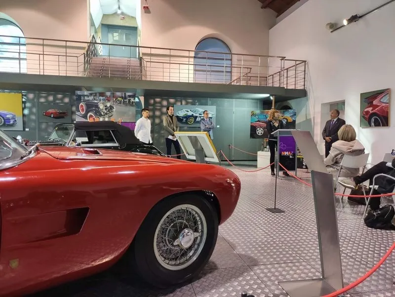 Presentación de la muestra 'Arte y Automoción'. Foto Museo de Automoción de Salamanca