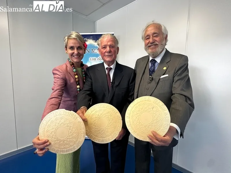 Pan de Ángel entrega la Oblea de Oro 2023 al exgobernador civil de Salamanca Jaime Royo Villanova  / CORRAL