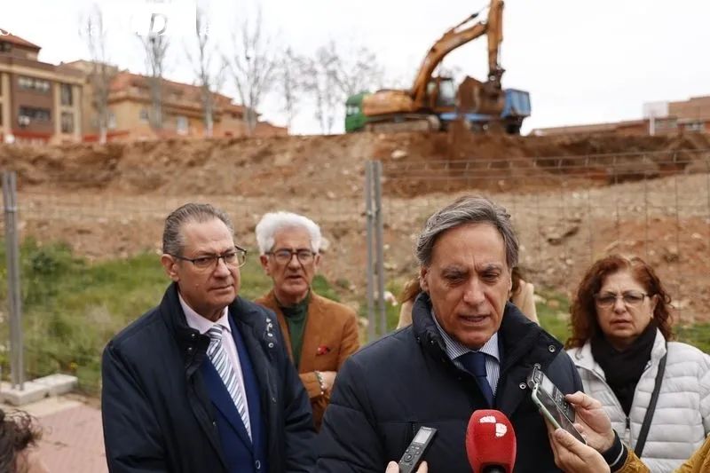 Visita del alcalde, Carlos García Carbayo, a las obras de la nueva Biblioteca Municipal de Pizarrales. Foto de David Sañudo 