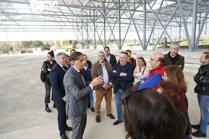 Visita del alcalde de Salamanca, Carlos García Carbayo, a las obras de la nueva Ciudad Deportiva Lazarillo. Foto de David Sañudo