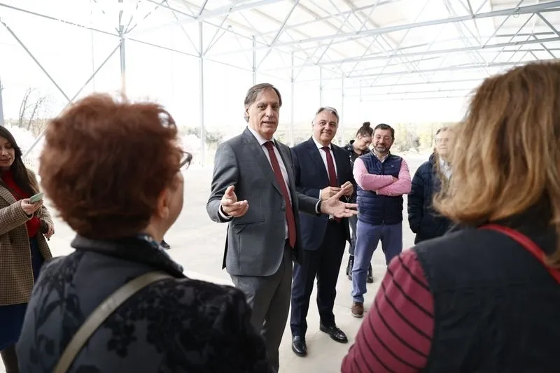 Visita del alcalde de Salamanca, Carlos García Carbayo, a las obras de la nueva Ciudad Deportiva Lazarillo. Foto de David Sañudo