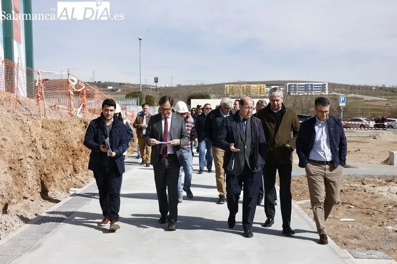 Visita del alcalde de Salamanca, Carlos García Carbayo, a las obras de la nueva Ciudad Deportiva Lazarillo. Foto de David Sañudo