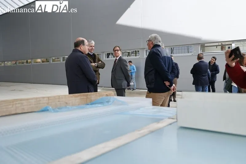 Visita del alcalde de Salamanca, Carlos García Carbayo, a las obras de la nueva Ciudad Deportiva Lazarillo. Foto de David Sañudo