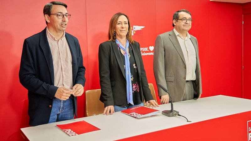 Rosa Rubio junto a los procuradores socialistas salmantinos, Fernando Pablos y Juan Luis Cepa