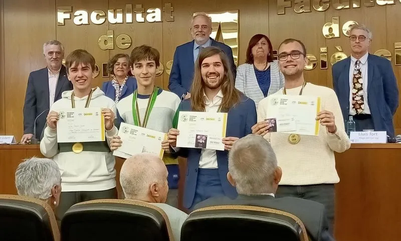 Luis Sánchez García, ganador de la Olimpiada Nacional de Biología 2023, el primero por la izquierda