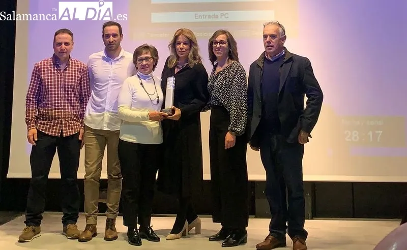Foto 10 - Mar&iacute;a Fuentes recibe el Premio Tierno Galv&aacute;n y defiende el periodismo cercano a las personas y al territorio