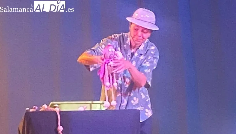 Representación teatral de 'Ellas cuentan' en el escenario del centro cultural de la villa