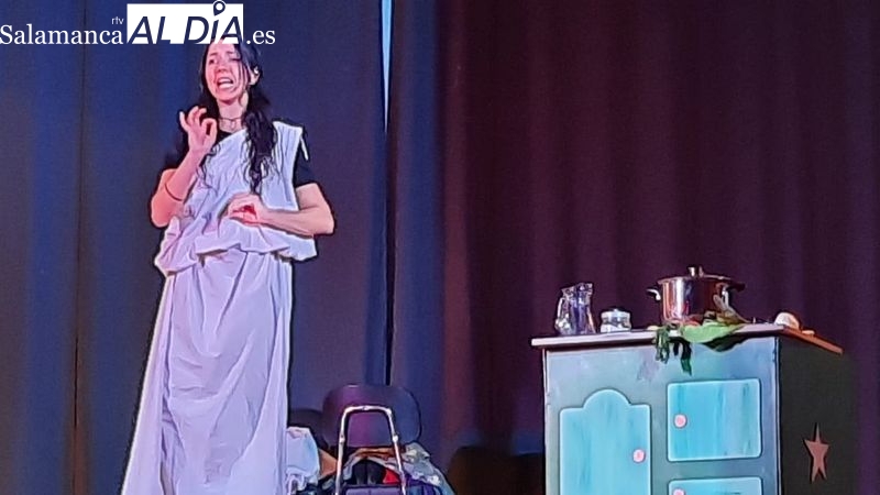Representación teatral de 'Ellas cuentan' en el escenario del centro cultural de la villa