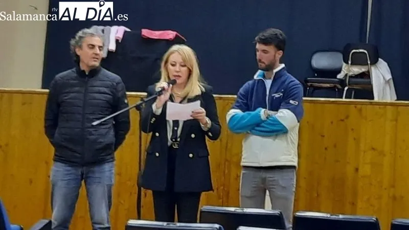Representación teatral de 'Ellas cuentan' en el escenario del centro cultural de la villa