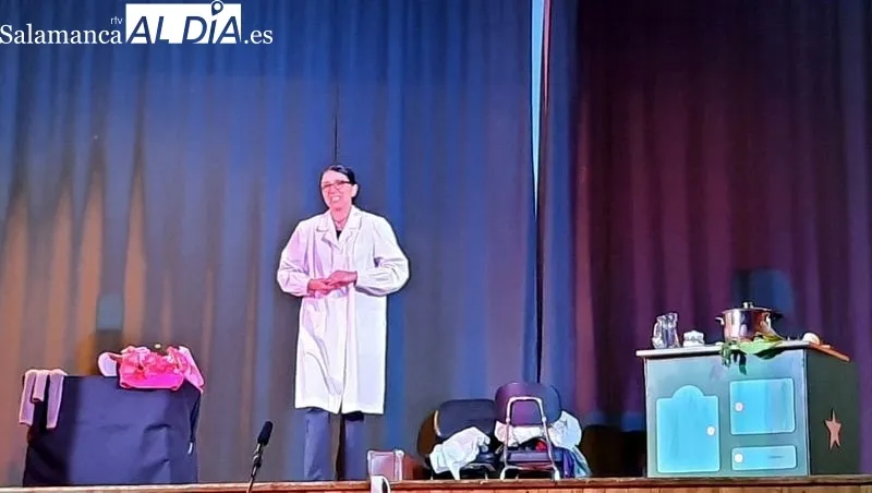 Representación teatral de 'Ellas cuentan' en el escenario del centro cultural de la villa