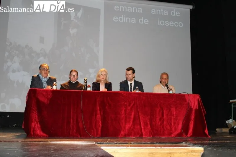Foto 2 - Medina de Rioseco presenta en Alba de Tormes su Semana Santa