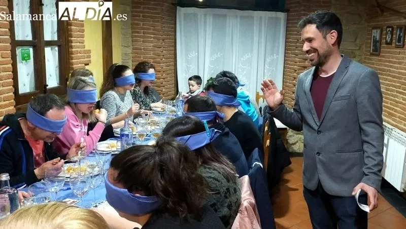 Comensales en la primera 'Cena a ciegas' del restaurante de Sobradillo