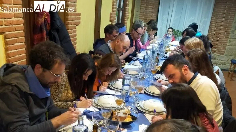 Comensales en la primera 'Cena a ciegas' del restaurante de Sobradillo