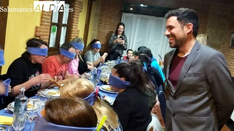 Comensales en la primera 'Cena a ciegas' del restaurante de Sobradillo